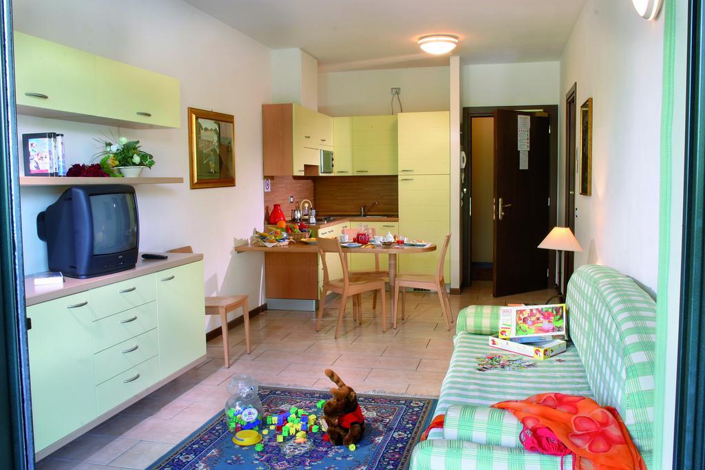 Residence Spiaggia D'Oro Desenzano del Garda Bagian luar foto
