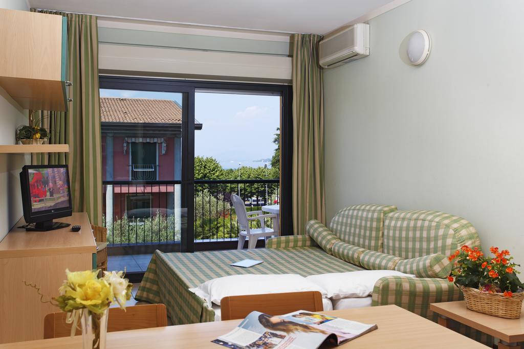 Residence Spiaggia D'Oro Desenzano del Garda Bagian luar foto